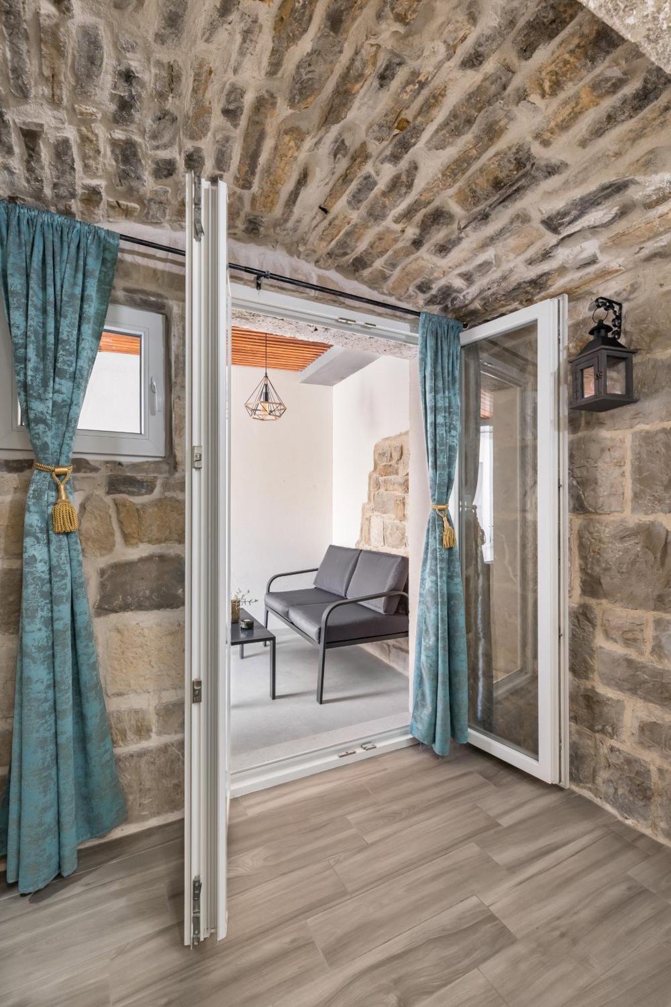 Heritage Apartman Geza In Centar With Private Parking Kaštela エクステリア 写真