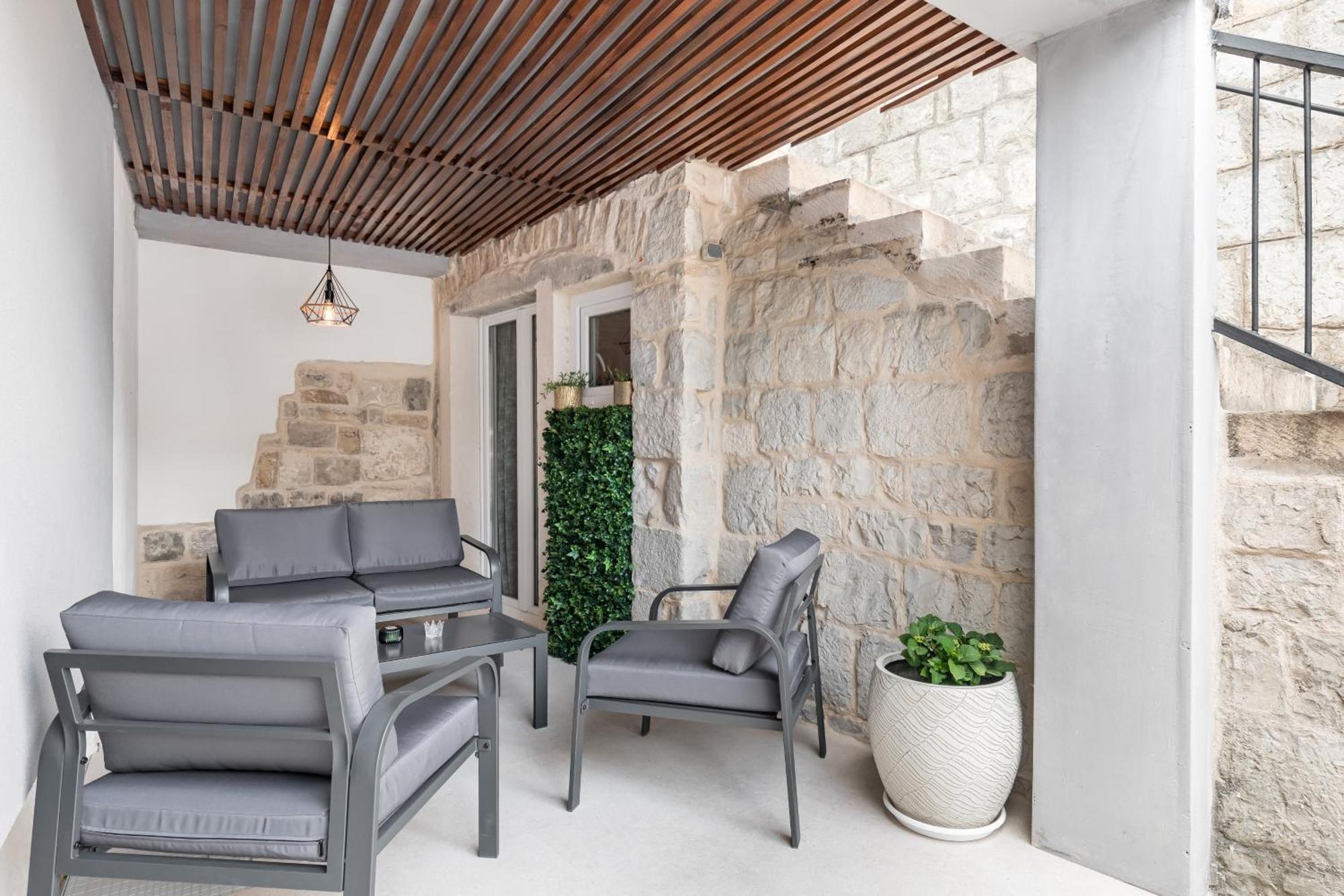 Heritage Apartman Geza In Centar With Private Parking Kaštela エクステリア 写真