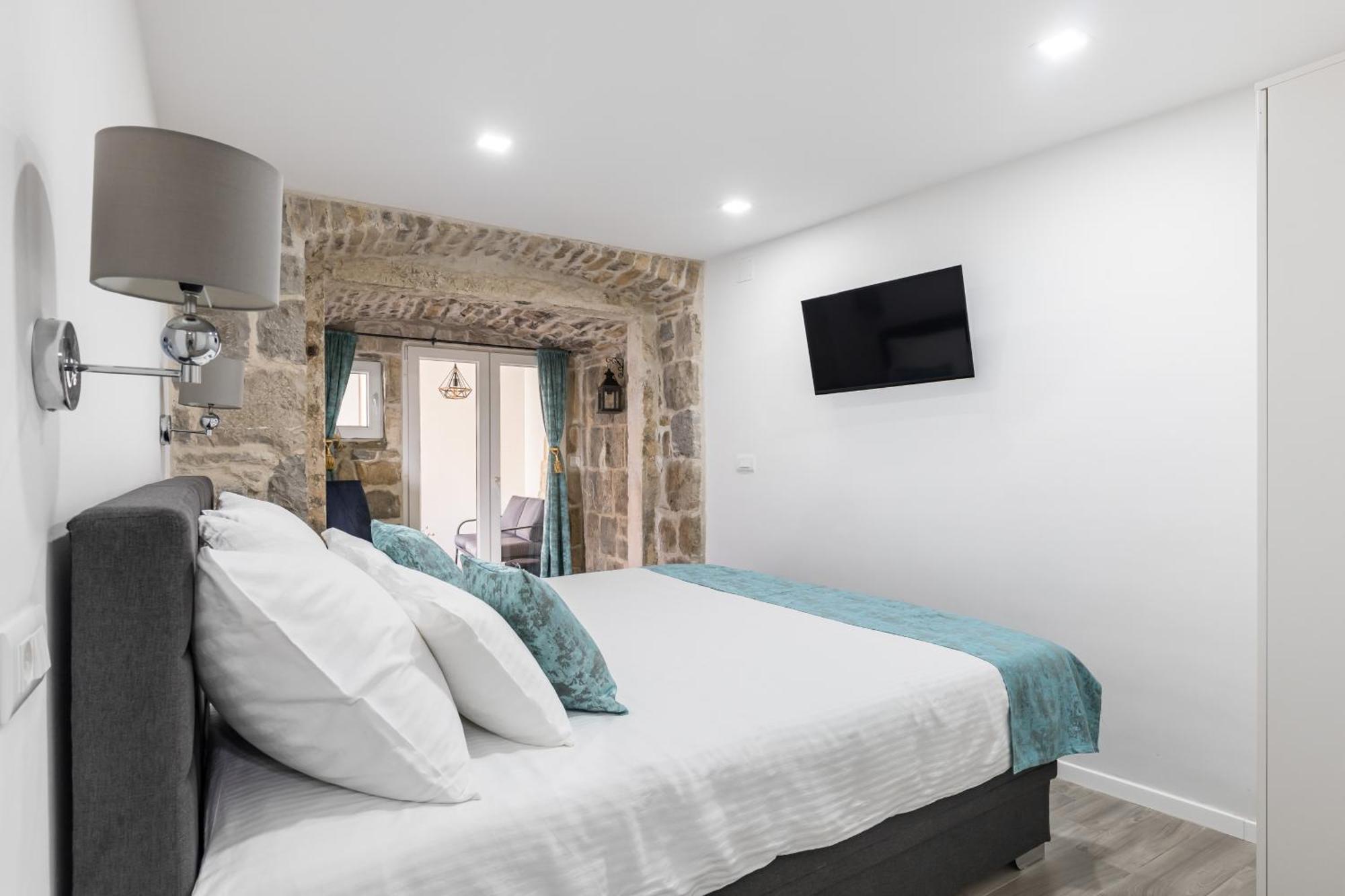 Heritage Apartman Geza In Centar With Private Parking Kaštela エクステリア 写真